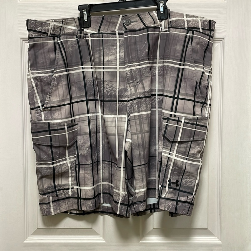 Under Armour |Loose |Heat Gear |Gray & Black |Lightweight |Cargo Shorts |Size 42